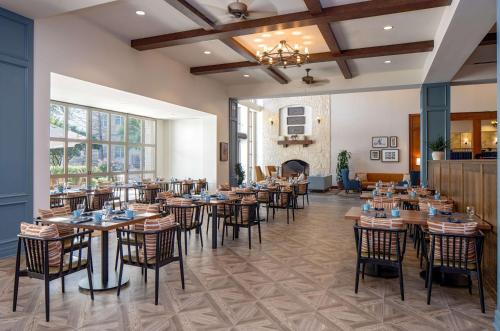 una grande sala da pranzo con tavoli e sedie di Hilton San Antonio Hill Country a San Antonio