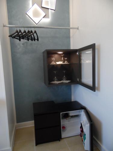 een woonkamer met een tv en een zwarte kast bij Siris Hotel in Nova Siri Marina