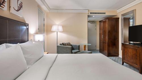 a hotel room with a bed and a television at Hilton Dresden an der Frauenkirche in Dresden