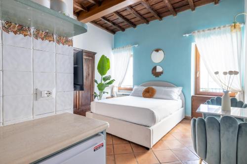 Postel nebo postele na pokoji v ubytování Suite Trevi - Charming Loft Near Trevi Fountain