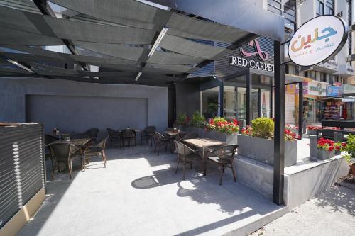 Un restaurante u otro lugar para comer en Red Carpet Hotel & Suites