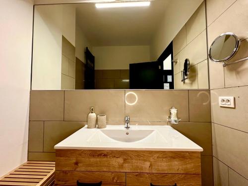 Ένα μπάνιο στο Luxury Suites Castel by Rikas Hotels