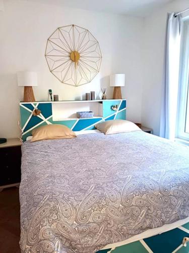 une chambre avec un grand lit et une grande fenêtre dans l'établissement Charmant 3pièces près de Cannes, au Cannet