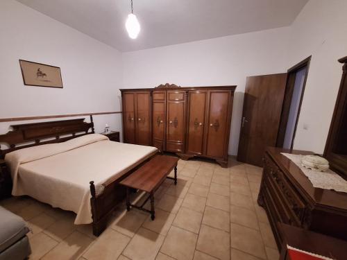 una camera con letto e armadi in legno di Casa vacanze Zaccaro a Tropea