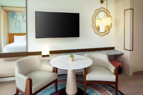 Conrad Orlandoにあるテレビまたはエンターテインメントセンター