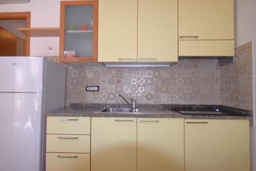 A kitchen or kitchenette at La Marina 2