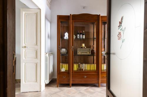 a wooden book shelf in a room with a door at Appartamento Vintage con Balcone by Wonderful Italy in Ostuni
