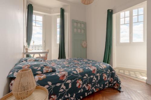 une chambre avec un lit avec une couette bleue dans l'établissement Appartement Spacieux - Vue Pyrénées - Hypercentre, à Tarbes