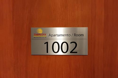 a sign on a door with the number of a room at Flat Live Vila Mariana/Ibirapuera (Apto 1002) in Sao Paulo