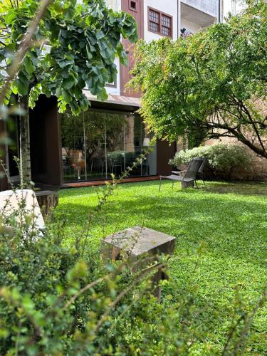 a garden with a bench in the yard of a house at Casa do Juncal in Guimarães