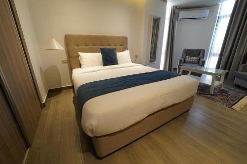 Una cama o camas en una habitación de Red Carpet Hotel & Suites