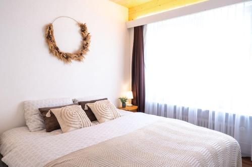 Giường trong phòng chung tại Apt Marlis 180 lake view Swimming Pool and Parking