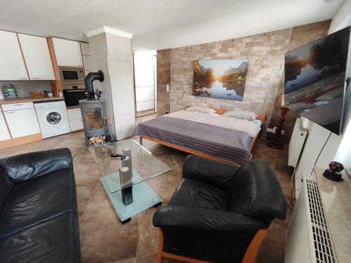 una sala de estar con una cama y un sofá en FeWo Banter Eck Mini Loft, en Wilhelmshaven