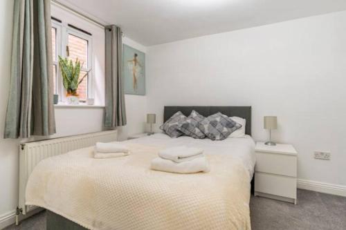 a bedroom with a bed with two towels on it at The Nook, Cosy 1BR in Blandford, Dorset in Blandford Forum