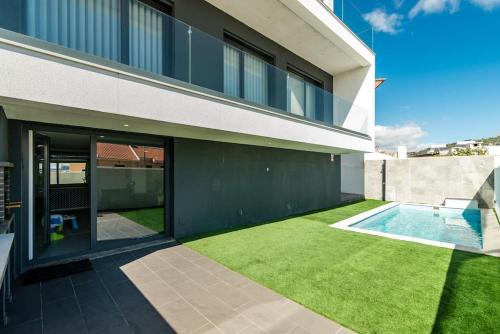 a house with a yard with a swimming pool at Prime House Lisbon in Famões