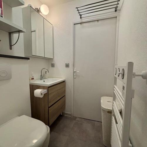 a bathroom with a toilet and a sink and a shower at appartement terrasse et piscine in Montpellier