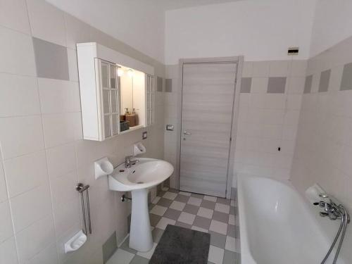 ein weißes Badezimmer mit Waschbecken, Badewanne und Toilette in der Unterkunft Dream House in Ancona