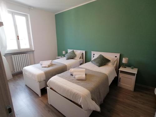 zwei Betten in einem Zimmer mit grünen Wänden in der Unterkunft Dream House in Ancona