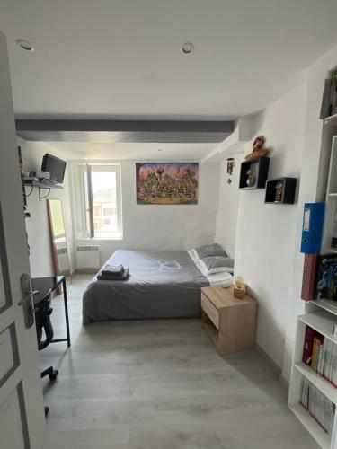 une chambre avec un lit et un tableau au mur dans l'établissement Charmant appartement rénové, à Seillans