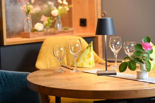 a wooden table with wine glasses on top of it at Hotel Kiekenstein in Stahle