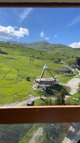 une vue d'un champ depuis une fenêtre dans l'établissement Appartement immeuble Zodiaque, à Villarembert