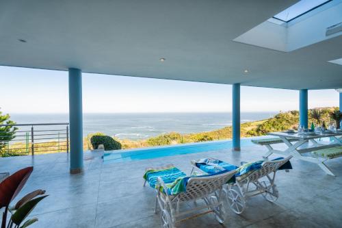 una villa con vista al mar en KNYSNA Breakwaters Haven, en Knysna