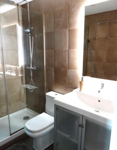 a bathroom with a toilet and a sink and a shower at Apartamento Puigcerdà ideal familias in Puigcerdà
