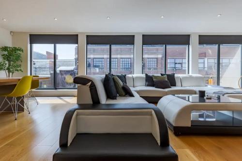 a living room with two couches and a table at Pass the Keys Executive Penthouse 2 Bed Jewellery Quarter in Birmingham