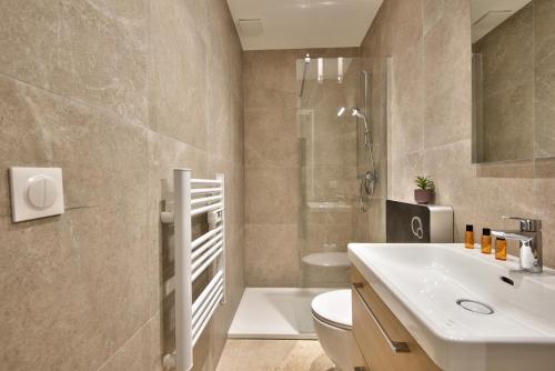 A bathroom at Cosy Apparts Hypercentre de Nice