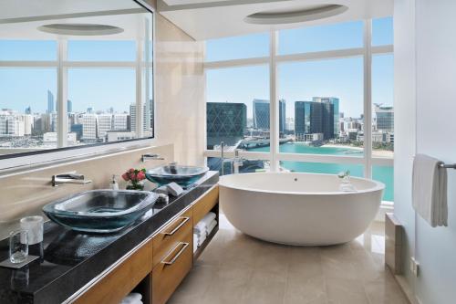 Бассейн в Rosewood Abu Dhabi или поблизости