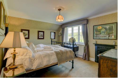 Postel nebo postele na pokoji v ubytování Oare Manor Cottage
