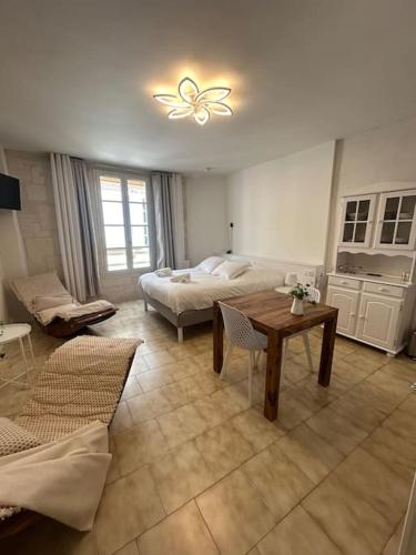 - une chambre avec un lit et une table dans l'établissement Le flamant rose Arles centre, à Arles