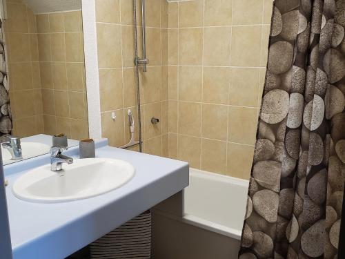 ein Bad mit einem Waschbecken und einer Dusche in der Unterkunft Appartement Saint-François-Longchamp, 3 pièces, 6 personnes - FR-1-635-77 in Saint-François-Longchamp
