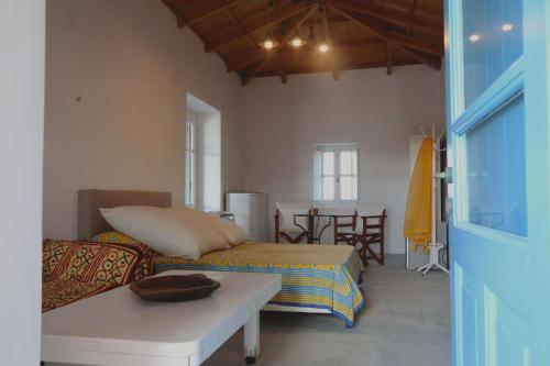 ein Wohnzimmer mit 2 Betten und einem Tisch in der Unterkunft Traditional house in Mitata next to the canyon! in Kýthira
