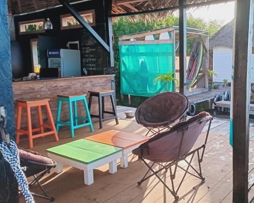博卡斯德爾托羅的住宿－El Clandestino，一个带桌椅的庭院和一间酒吧