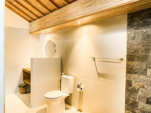 Ένα μπάνιο στο Karunia House Ubud