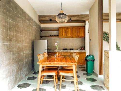 Η κουζίνα ή μικρή κουζίνα στο Karunia House Ubud