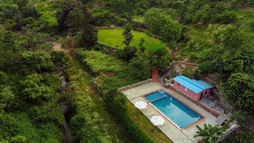 Bazén v ubytování Kumbhal Palace and Resort nebo v jeho okolí