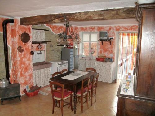 Η κουζίνα ή μικρή κουζίνα στο Casa in campagna nelle Langhe