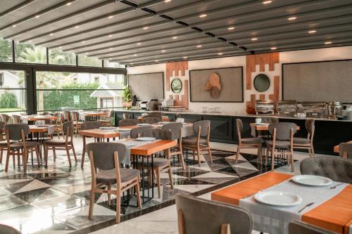 A restaurant or other place to eat at Alfa Suites & SPA