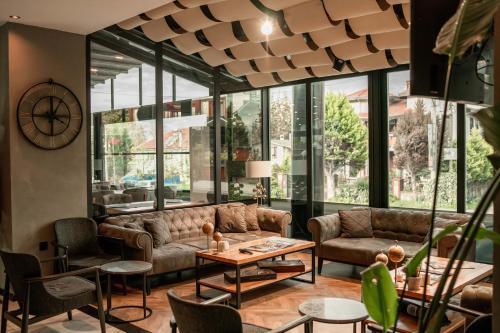 a living room with a couch and a table at Alfa Suites & SPA in Sapanca