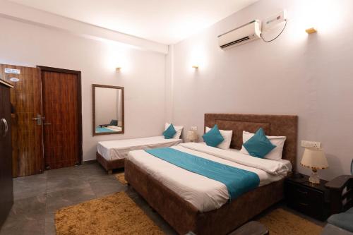 Shivjot hotel tesisinde bir odada yatak veya yataklar