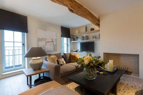 - un salon avec un canapé et une table dans l'établissement La Réserve by Mougins Luxury Retreats, à Mougins