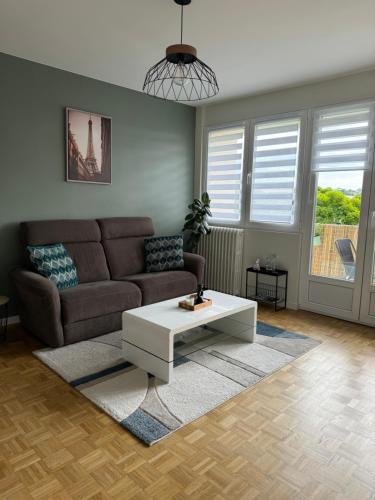 Χώρος καθιστικού στο Appartement chaleureux et spacieux T3
