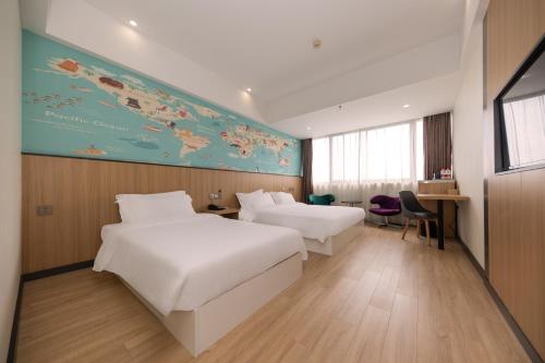 Postel nebo postele na pokoji v ubytování Starway Hotel at Pudong