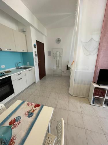 A kitchen or kitchenette at THE BEACH HOUSE