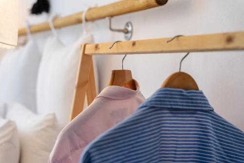 une paire de cintres avec une robe bleue et blanche dans l'établissement Naxos Joya Apartment, à Naxos Chora