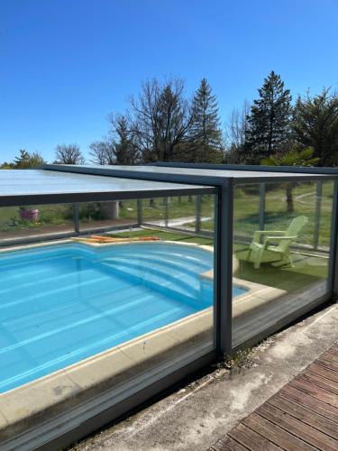 - une piscine sur la terrasse d'une maison dans l'établissement Villa Le Paradis, à Pern