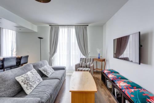un salon avec un canapé et une table dans l'établissement GuestReady - Appartement de charme à Bordeaux, à Bordeaux