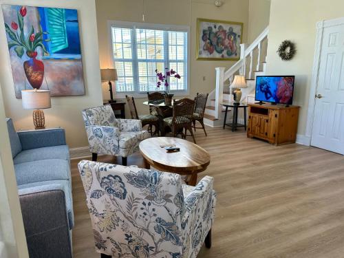基韋斯特的住宿－道格拉斯之家酒店，客厅配有沙发和桌椅